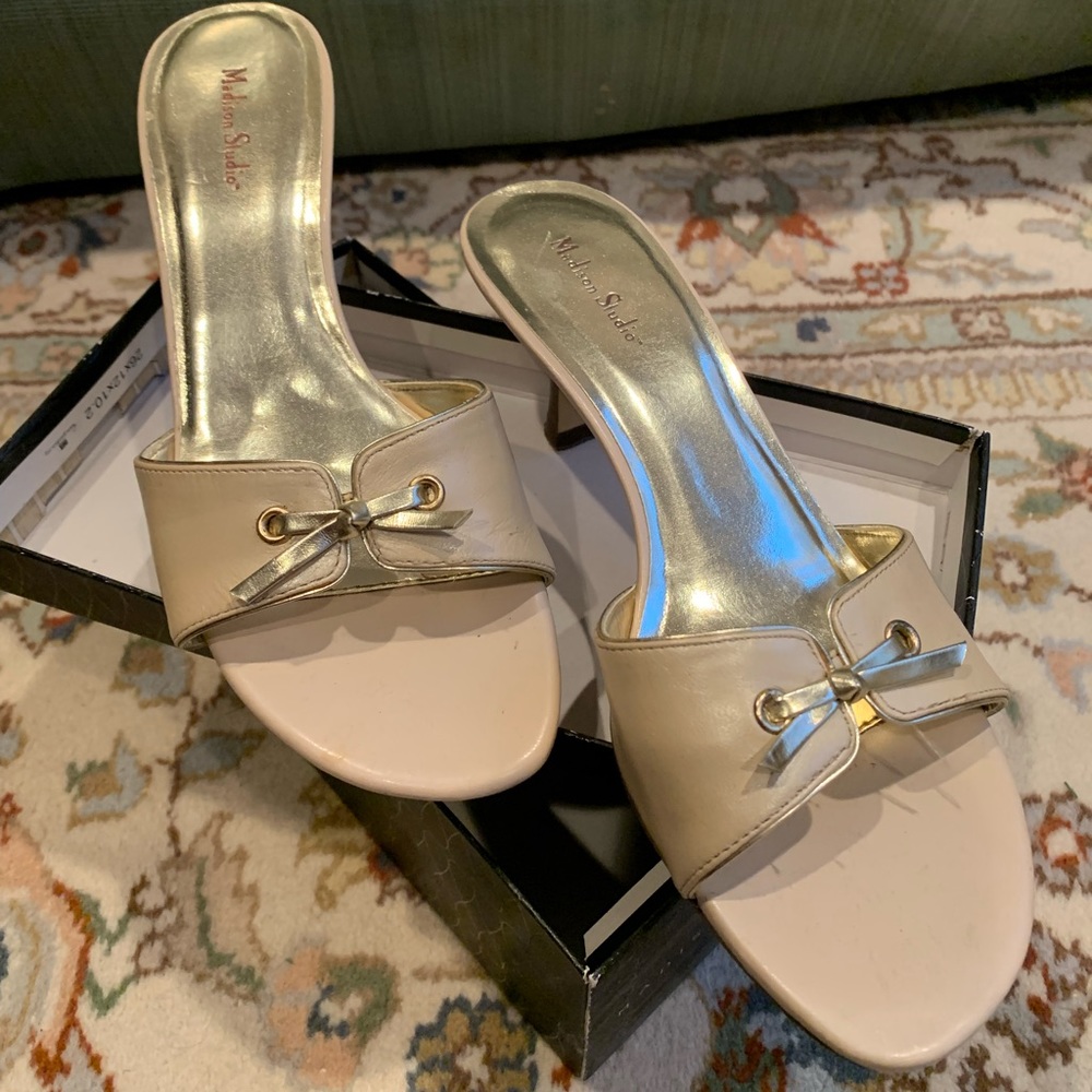 Beige/gold pumps